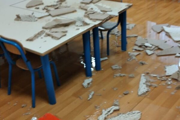 Crolla il controsoffitto, paura alla scuola Montessori