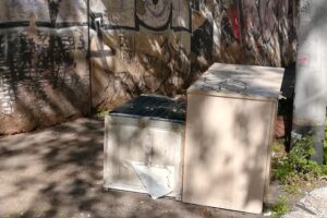 Pulizie di primavera con discarica in strada: la denuncia dell’Ama