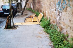 Pulizie di primavera con discarica in strada: la denuncia dell’Ama