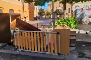 Pulizie di primavera con discarica in strada: la denuncia dell’Ama