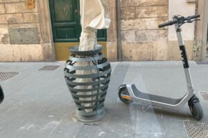 Pulizie di primavera con discarica in strada: la denuncia dell’Ama