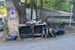 Pulizie di primavera con discarica in strada: la denuncia dell’Ama
