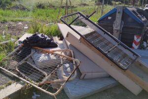 Pulizie di primavera con discarica in strada: la denuncia dell’Ama