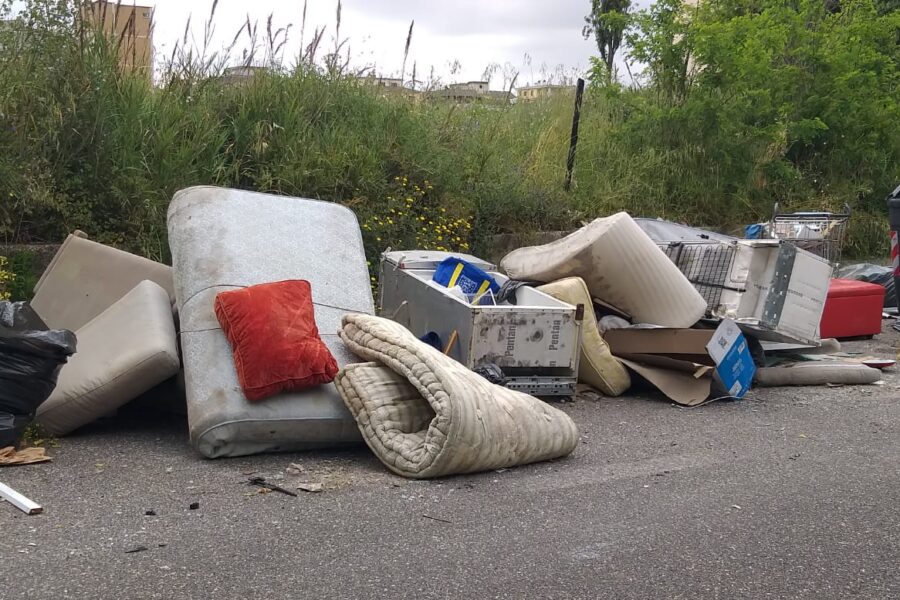 Pulizie di primavera con discarica in strada: la denuncia dell’Ama