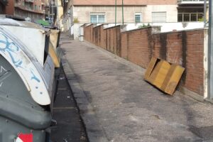 Pulizie di primavera con discarica in strada: la denuncia dell’Ama