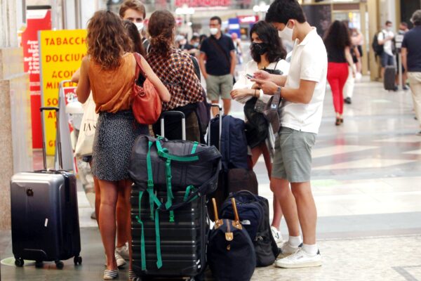 GENTE IN PARTENZA DALLA STAZIONE CENTRALE DI MILANO OCCASIONE ESODO ESTIVO

PARTENZE VIAGGIO VIAGGI VIAGGIATORI VACANZA VANCANZE