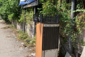 Pulizie di primavera con discarica in strada: la denuncia dell’Ama