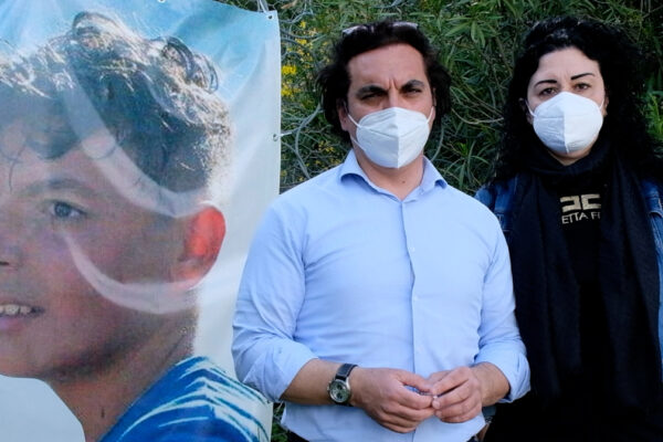 Vittorio è morto sul motorino ma i genitori non si danno pace: “Troppe ombre, vogliamo sapere la verità”