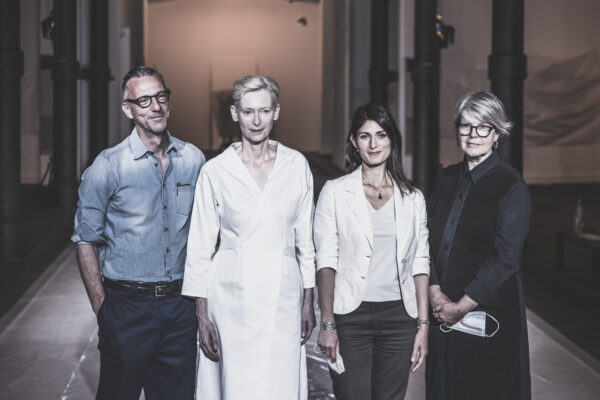 Embodying Pasolini, la performance di Tilda Swinton con i costumi per le opere di PPP