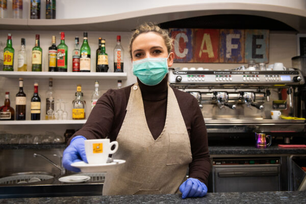 Foto Massimo Paolone/LaPresse 
11 marzo 2020 Bologna, Italia 
cronaca 
Emergenza Coronavirus – 
Nella foto: una ragazza prepara il caffè in un bar del centro storico

Photo Massimo Paolone/LaPresse 
March 11, 2020 Bologna, Italy 
news 
Coronavirus emergency
In the pic: a girl prepares coffee in a bar in the historic center