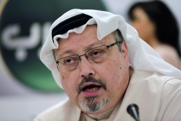 Chi era Jamal Khashoggi, il giornalista saudita ucciso e smembrato a Istanbul protagonista di “The Dissident”