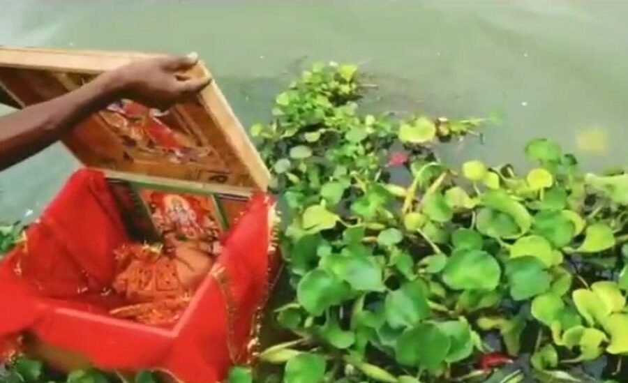 Neonata alla deriva in una scatola su un fiume, salvata da un barcaiolo