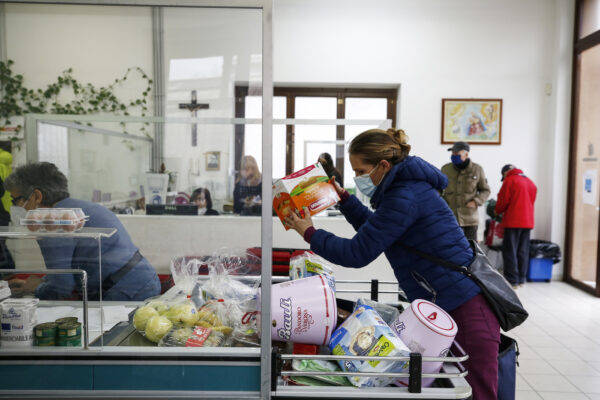 Foto Cecilia Fabiano/ LaPresse 
22 gennaio 2021 Roma (Italia)
Cronaca : 
Emergenza Covid-19: interventi straordinari per le persone sole e le famiglie indigenti» presso l’emporio Caritas  
Nella foto : le corsie dell’Emporio Caritas 
Photo Cecilia Fabiano/LaPresse
January 22 , 2021  Roma (Italy) 
News :
Covid-19 emergency: extraordinary interventions for lonely people and destitute families "at the Caritas emporium
In the Pic : Caritas supermarket aisles