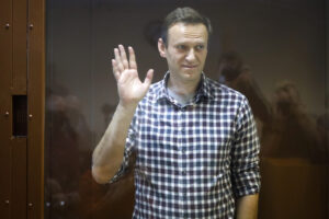 Navalny, compleanno in un buco: “Resilienza prigionieri politici è mia ispirazione, pago per la libertà di tutti”