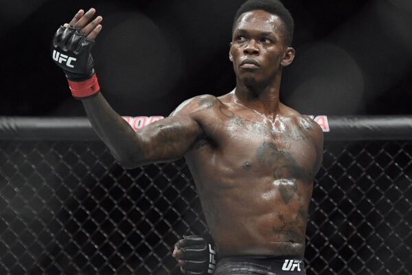 Chi è Israel Adesanya, il fighter MMA campione del mondo che affronterà Marvin Vettori