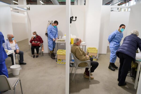 Come prenotare il vaccino anti-covid in vacanza: le Regioni al via dal primo luglio