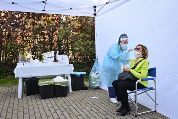 Coronavirus, contagi sotto i 1000 per la prima volta da settembre: 36 morti