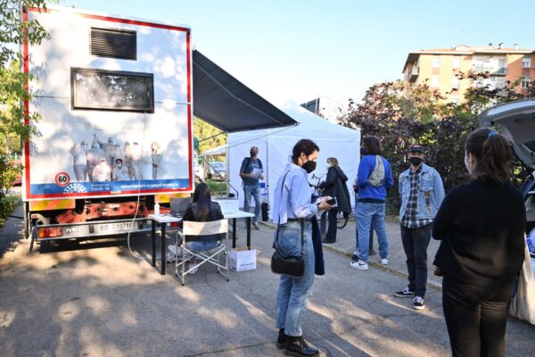 Coronavirus, 1.273 nuovi casi e 65 morti: stabile la positività mentre calano ancora i ricoveri