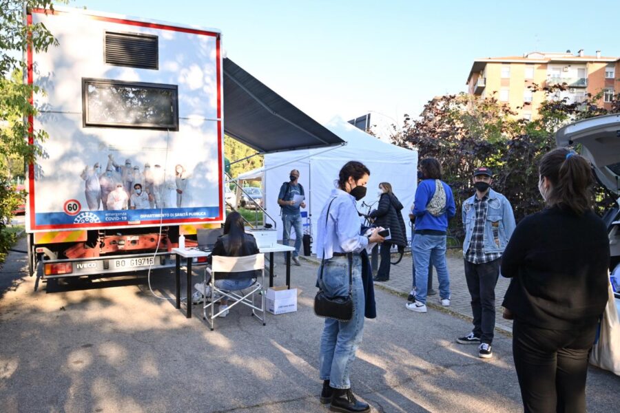 Coronavirus, 1.273 nuovi casi e 65 morti: stabile la positività mentre calano ancora i ricoveri