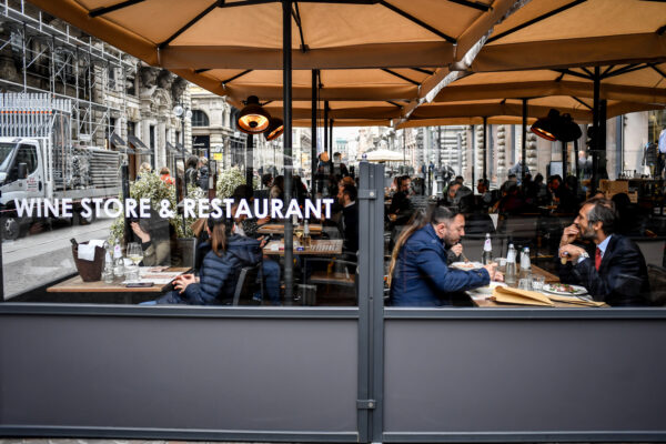 Al ristorante in sei a tavola al chiuso, nessun limite all’aperto: le nuove regole