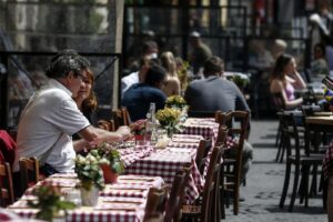 Italia (quasi) tutta in Zona Bianca, solo Valle d’Aosta Gialla: addio al coprifuoco