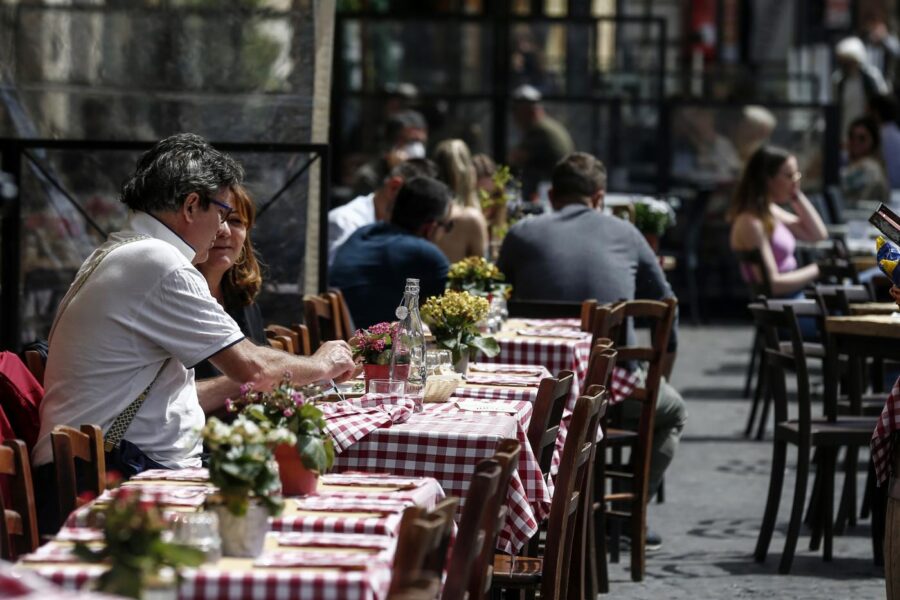 Italia (quasi) tutta in Zona Bianca, solo Valle d’Aosta Gialla: addio al coprifuoco