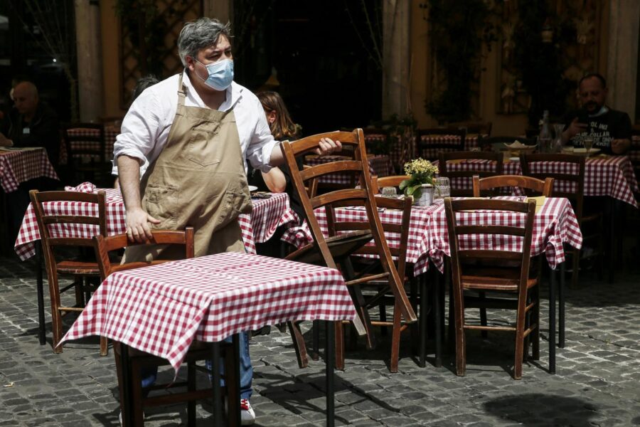 Stop alla mascherina all’aperto, il governo verso la decisione: la data per il via libera