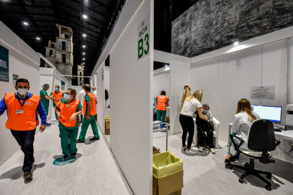 Foto LaPresse – Claudio Furlan
26 aprile 2021 – Milano (Italia) 
News 
Nuovo centro vaccinale contro il covid presso l’ Hangar Bicocca, nella sala di esposizione permanente dell’ opera 7 Palazzi celesti di Anselm Kiefer
Nella foto: pazienti vaccinati con il vaccino  PFIZER

Photo LaPresse – Claudio Furlan
26 April 2021 – Milano (Italy)
New vaccination center against covid at the Hangar Bicocca, in the permanent exhibition room of the work 7 Palazzi celesti by Anselm Kiefer
In the photo: patients vaccinated with the PFIZER vaccine