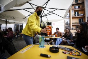 Mascherina all’aperto, l’idea del governo e l’annuncio di Di Maio: “Vicini a toglierla”