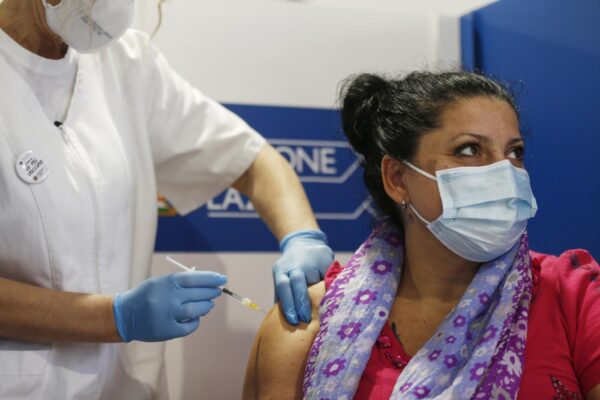 AstraZeneca a giovani e donne, nuovo caos sul vaccino: verso nuova raccomandazione