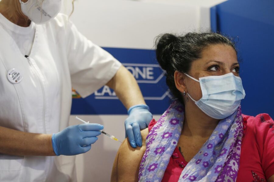 AstraZeneca a giovani e donne, nuovo caos sul vaccino: verso nuova raccomandazione