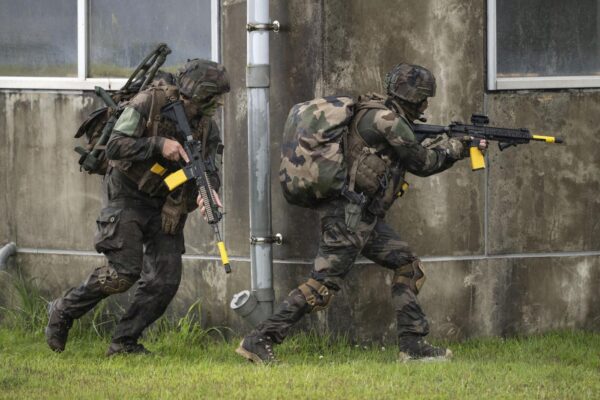 Blitz dei Marines in una fabbrica, paura tra i dipendenti