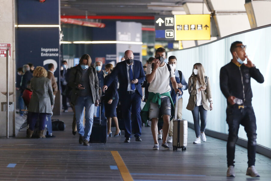 Foto Cecilia Fabiano/ LaPresse 
21 Maggio  2021 Roma (Italia)
Politica  :  
Viaggi e turismo in aumento nella prima settimana senza i cinque giorni di quarantena 
Nella Foto : i passeggeri in transito nell’aeroporto di Fiumicino 
Photo Cecilia Fabiano/ LaPresse 
May 21 , 2021  Roma (Italy) 
News  :  
Travel and tourism on the rise in the first week without the five-day quarantine
In The Pic : passengers in Fiumicino Airport