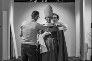 Embodying Pasolini, la performance di Tilda Swinton con i costumi per le opere di PPP