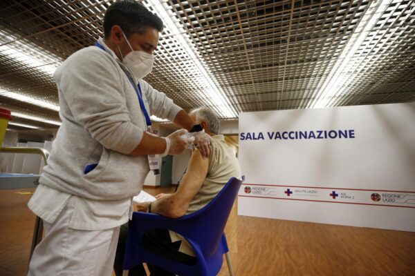 Vaccini in vacanza, via libera di Figliuolo: “Regioni si organizzino, bilanceremo le dosi”