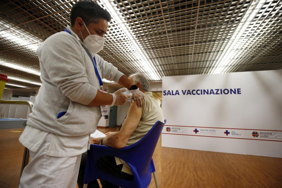 Vaccini in vacanza, via libera di Figliuolo: “Regioni si organizzino, bilanceremo le dosi”