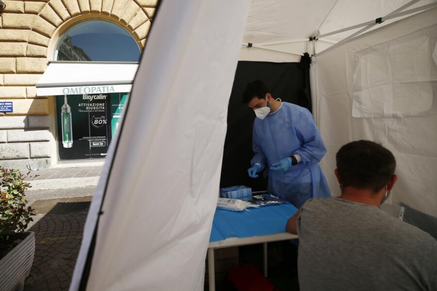 Variante Delta sull’estate, l’appello: “In vacanza solo dopo la seconda dose”