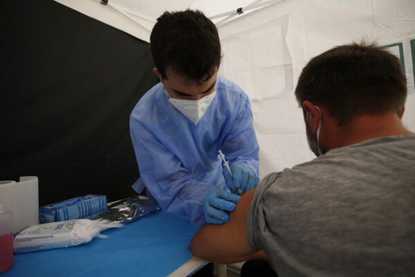 “Green pass solo dopo il richiamo”, la polemica sui vaccini e la variante Delta