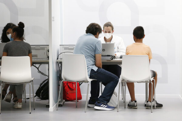 Foto Cecilia Fabiano/ LaPresse 
12 Giugno 2021 Roma (Italia)
Cronaca 
Apertura dell’Open Day Junior: campagna vaccinale per i ragazzi della fascia 12-16 anni
Nella Foto: le vaccinazioni nell’Hub di Acea 
Photo Cecilia Fabiano/LaPresse 
June 12, 2021 Rome (Italy) 
News
Opening of the Junior Open Day vaccination campaign for children aged 12-16
In The Pic: the Vaccine centre Acea