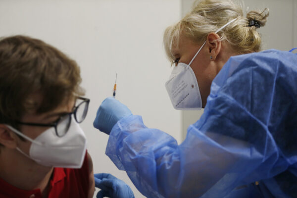 Foto Cecilia Fabiano/ LaPresse 
12 Giugno 2021 Roma (Italia)
Cronaca 
Apertura dell’Open Day Junior: campagna vaccinale per i ragazzi della fascia 12-16 anni
Nella Foto: le vaccinazioni nell’Hub di Acea 
Photo Cecilia Fabiano/LaPresse 
June 12, 2021 Rome (Italy) 
News
Opening of the Junior Open Day vaccination campaign for children aged 12-16
In The Pic: the Vaccine centre Acea