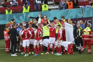 Eriksen perde i sensi e si accascia: massaggio cardiaco e defibrillatore in campo