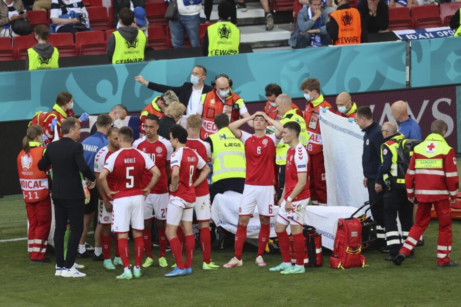 Eriksen perde i sensi e si accascia: massaggio cardiaco e defibrillatore in campo