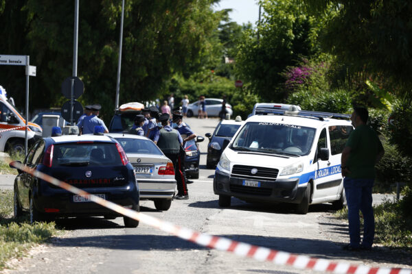 Foto Cecilia Fabiano/ LaPresse 
13 Giugno 2021 Roma (Italia)
Cronaca 
Sparatoria ad Ardea, un uomo uccide due bambini ed un uomo sulla bicicletta 
Nella Foto: i rilievi dei Carabinieri  
Photo Cecilia Fabiano/ LaPresse 
June 13, 2021 Rome (Italy) 
News 
Shooting in the street in Ardea, killed an elderly man and two kids
In The Pic: the police on the shooting place