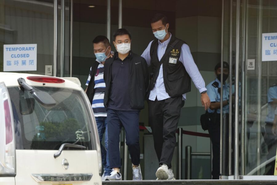 Stretta cinese ad Hong Kong, cinque arresti nel giornale pro-democrazia Apple Daily: retata con 500 agenti