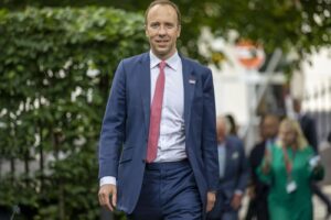 Beccato con l’amante il ministro della pandemia, Hancock nella bufera: lo scandalo sul governo inglese