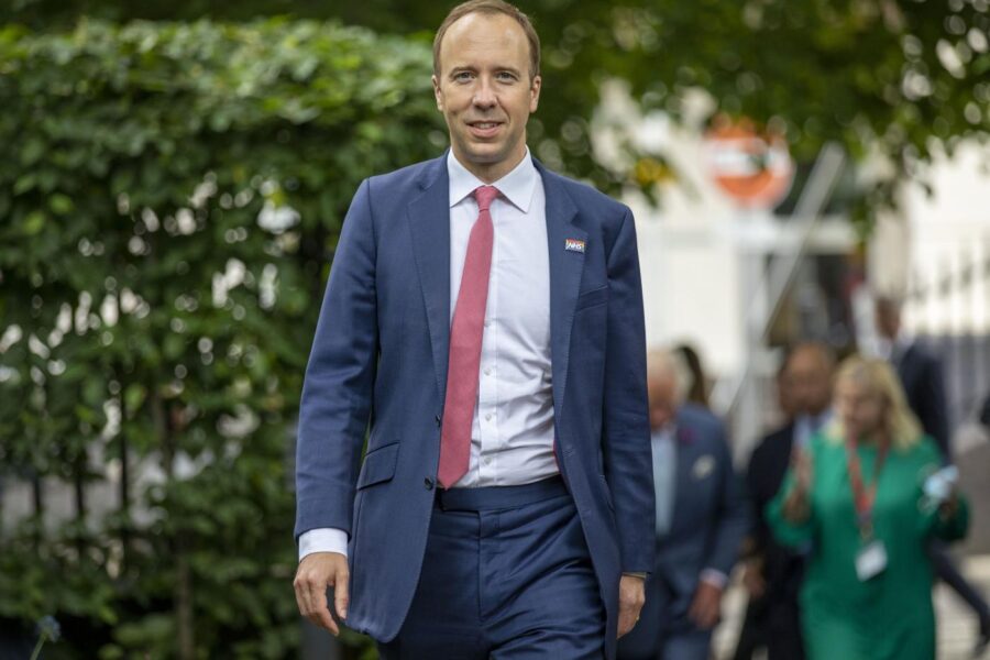 Beccato con l’amante il ministro della pandemia, Hancock nella bufera: lo scandalo sul governo inglese