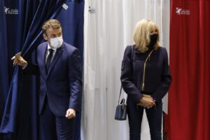 Macron e Le Pen bocciati, Regionali da incubo: exploit di Républicains e Gauche
