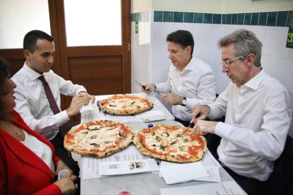 Ciarambino, Di Maio, Conte e Manfredi nella pizzeria “Da Michele” a Forcella Ciarambino, Di Maio, Conte e Manfredi nella pizzeria “Da Michele” a Forcella