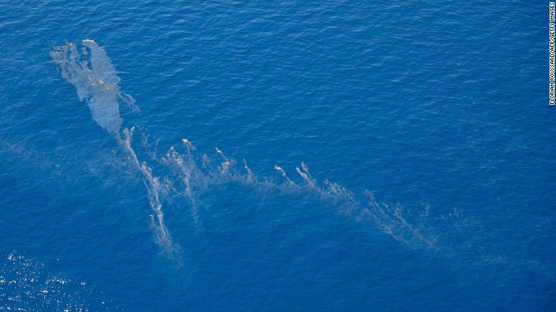 Disastro ambientale in Corsica, chiazze di petrolio minacciano le spiagge dell’isola