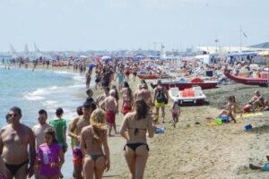 Roma, temperature estive: scatta l’assalto al mare. Il traffico in tempo reale
